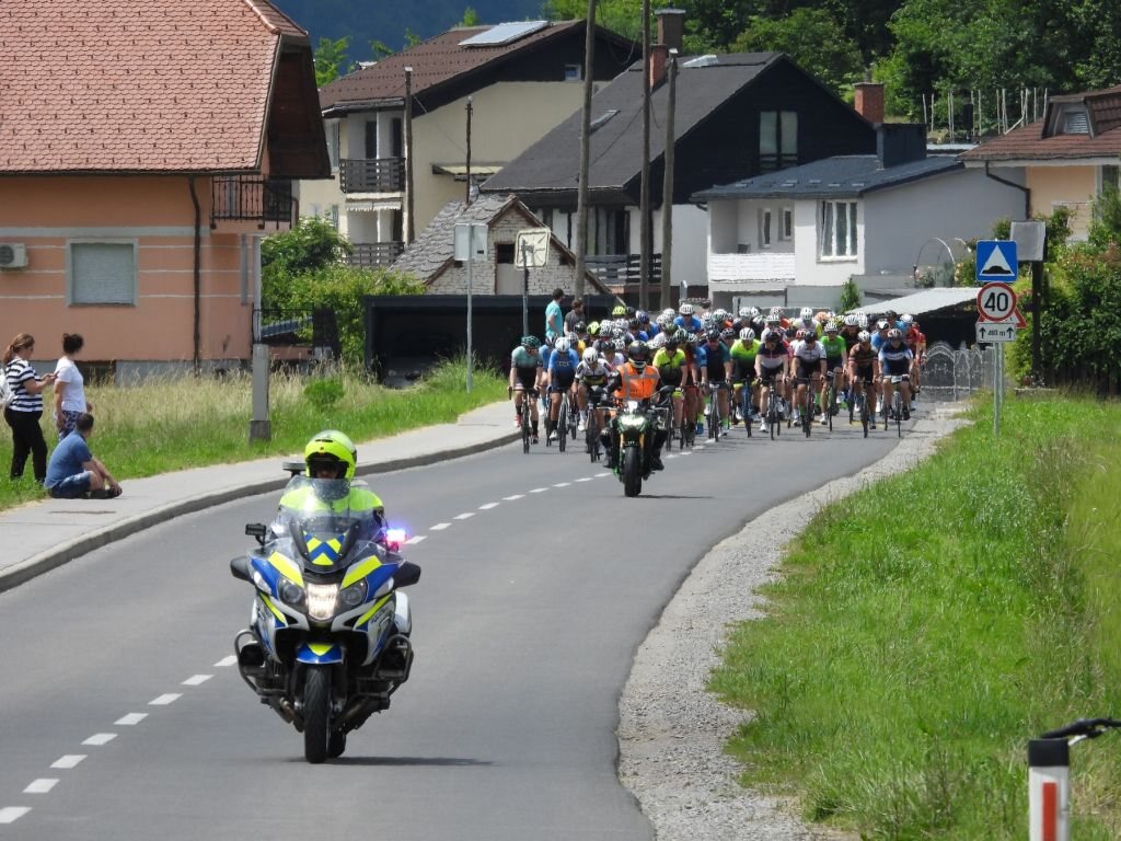 Kolesarska karavana Maratona Franja na podeželski cesti