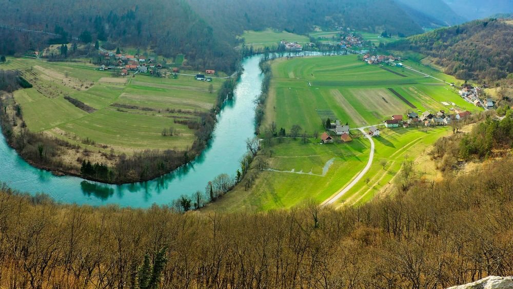 Reka Kolpa, cesta ob njej in zelena Osilniška dolina